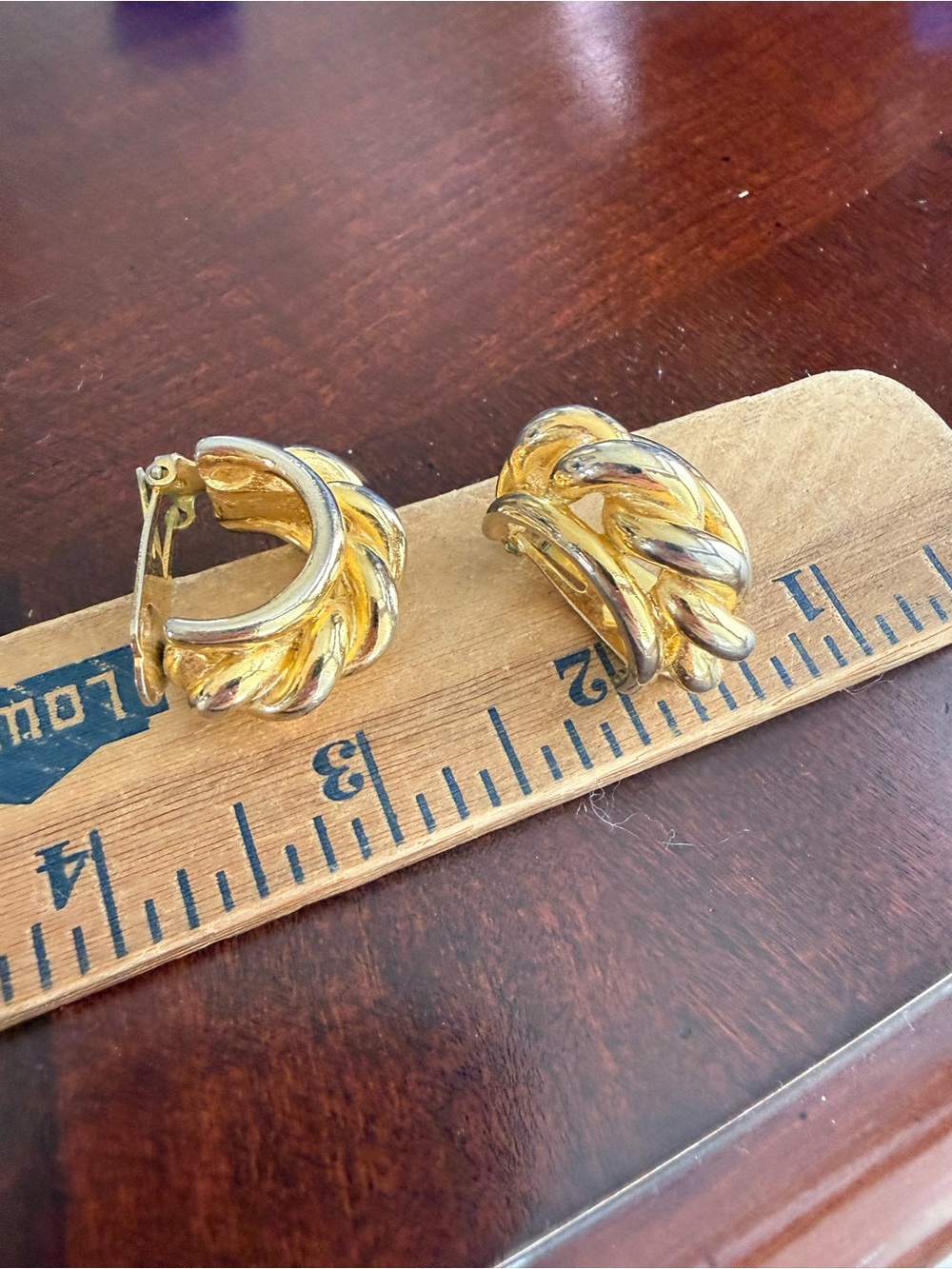 Vintage Gold Tone ClipOn Earrings - Picture 2 of 3